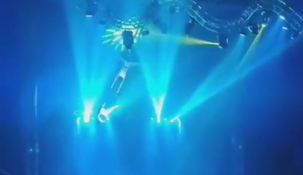 El momento en el que los trapecistas caen, en su show en el circo de Brasil.