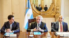 Alberto Fernández junto a Wado de Pedro y Juan Manzur.