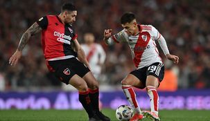Diablito Echeverri intenta superar a Armando Méndez, lateral de Newells.