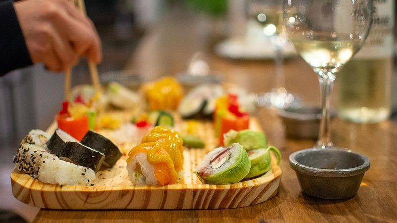 Para los amantes del sushi y del buen vino