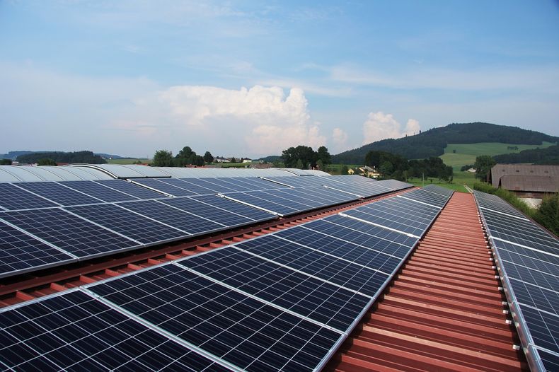 Hito histórico: en 2023&nbsp; el mundo invertirá más en energía solar que en petróleo