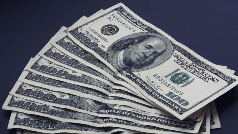 El dólar blue continúa con una cotización entre $290 y $300.