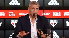 El entrenador de San Pablo tiene 50 años. El entrenador de San Pablo tiene 50 años.