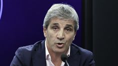 El Gobierno demora el anuncio de la medida para incentivar el uso de dólares bajo el colchón El Gobierno demora el anuncio de la medida para incentivar el uso de dólares bajo el colchón