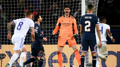 Thibaut Courtois festeja después de taparle el penal a Lionel Messi. Thibaut Courtois festeja después de taparle el penal a Lionel Messi.