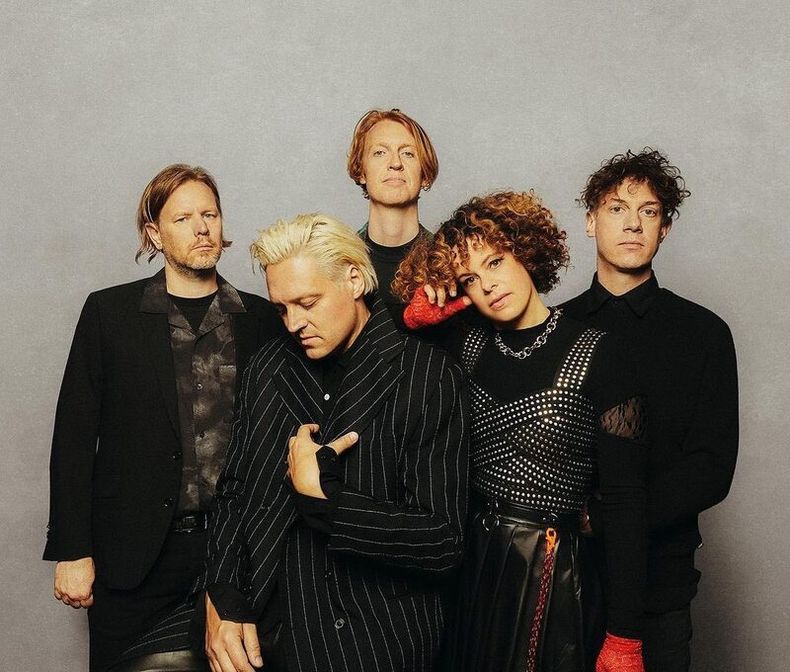 Win Butler y Régine Chassagne, al frente y al centro, junto a los otros miembros de Arcade Fire.