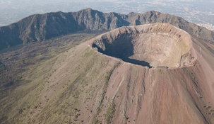 Un turista cayó en el volcán del Monte Vesubio y sobrevivió