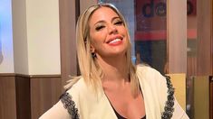 Mostró su microbikini que marcó tendencia en una playa junto a su mascota . Mostró su microbikini que marcó tendencia en una playa junto a su mascota .