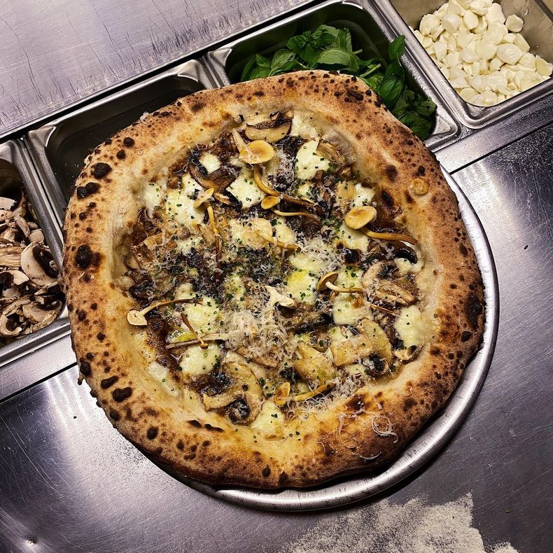 La pizzería barata de Buenos Aires que hace pizzas con borde gordito