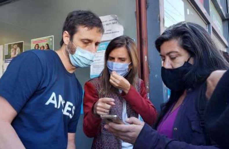 Fernanda Raverta supervisando la inscripción al Refuerzo de Ingresos.
