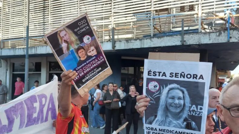 Abuchearon a Karina Milei y Martín Menem en Corrientes.