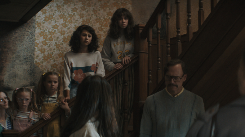 La película se inspira en el caso real de la familia Smurl: los espíritus los acosaban con ruidos extraños, olores nauseabundos, ataques físicos y objetos que se movían sin explicación.