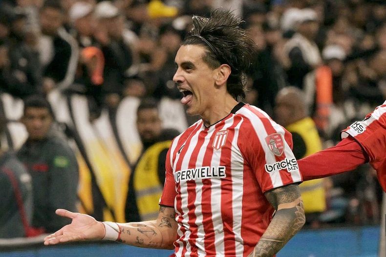 Alexis Castro festeja el tanto agónico.