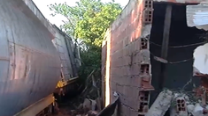 Un tren de carga descarriló y destrozó tres viviendas: varias personas resultaron heridas Un tren de carga descarriló y destrozó tres viviendas: varias personas resultaron heridas