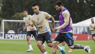 Lionel Messi y Lautaro Martínez luchan por el balón en el regreso de la Selección a las prácticas. Lionel Messi y Lautaro Martínez luchan por el balón en el regreso de la Selección a las prácticas.