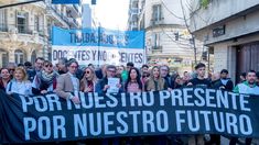 La UBA marchó al Palacio Pizzurno para reclamar aumentos salariales y mayor presupuesto universitario. La UBA marchó al Palacio Pizzurno para reclamar aumentos salariales y mayor presupuesto universitario.