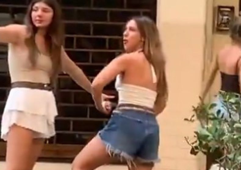 Las imágenes del gesto racista de Agostina Páez recorrieron el mundo.