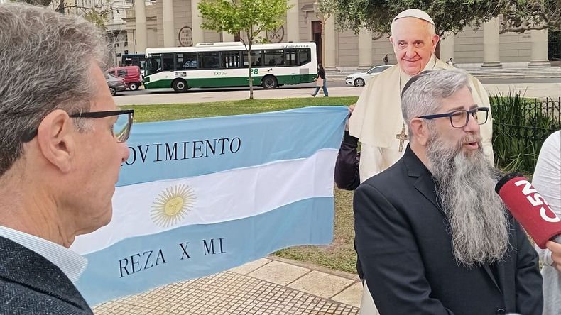 El rabino Damián Karo, frente al olivo plantado por Bergoglio.