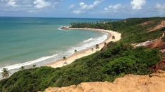 Tiene 1,9 kilómetros de arena clara y un oleaje suave a moderado que atrae a las familias. Tiene 1,9 kilómetros de arena clara y un oleaje suave a moderado que atrae a las familias.