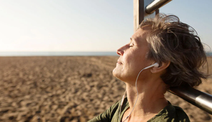 La salud mental incluye nuestro bienestar emocional, psicológico y social.