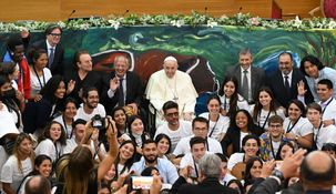 Francisco lanzó en el Vaticano un movimiento internacional de estudiantes con la participación de Bono.