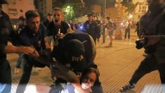 La feroz represión policial en la puerta del Congreso. La feroz represión policial en la puerta del Congreso.