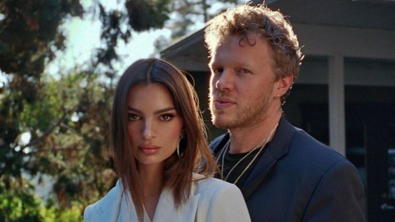 La modelo y actriz Emily Ratajkowski finalizó oficialmente su divorcio de Sebastian Bear-McClard, luego de casi tres años desde el inicio de los trámites legales.