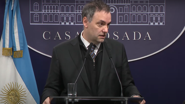 El vocero presidencial habló sobre los aumentos de sueldo de los senadores.