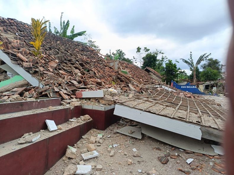 162 muertos y 700 heridos en Indonesia por un fuerte terremoto.
