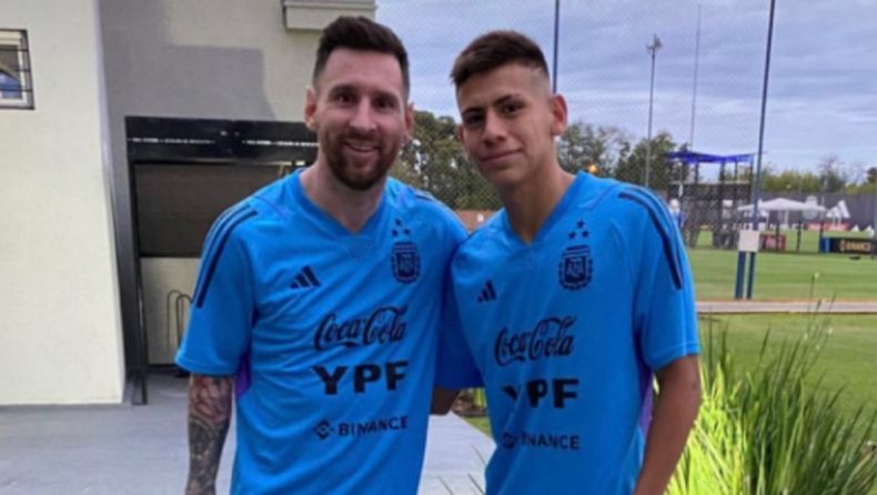 Echeverri se tomó una imagen con Messi.