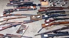 Detuvieron a ocho personas luego de más de 30 allanamientos por tráfico de armas en Rosario. Detuvieron a ocho personas luego de más de 30 allanamientos por tráfico de armas en Rosario.