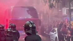 El humo de las bengalas facilitó la confusión. El humo de las bengalas facilitó la confusión.