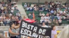 Los manifestantes comenzaron a gritar consignas en contra del maltrato animal mientras mostraban sus carteles. Los manifestantes comenzaron a gritar consignas en contra del maltrato animal mientras mostraban sus carteles.