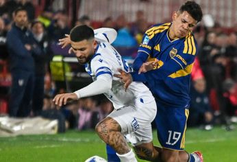 Leonel Flores, el pibe revelación de Boca, pelea el balón con Elías Gómez.