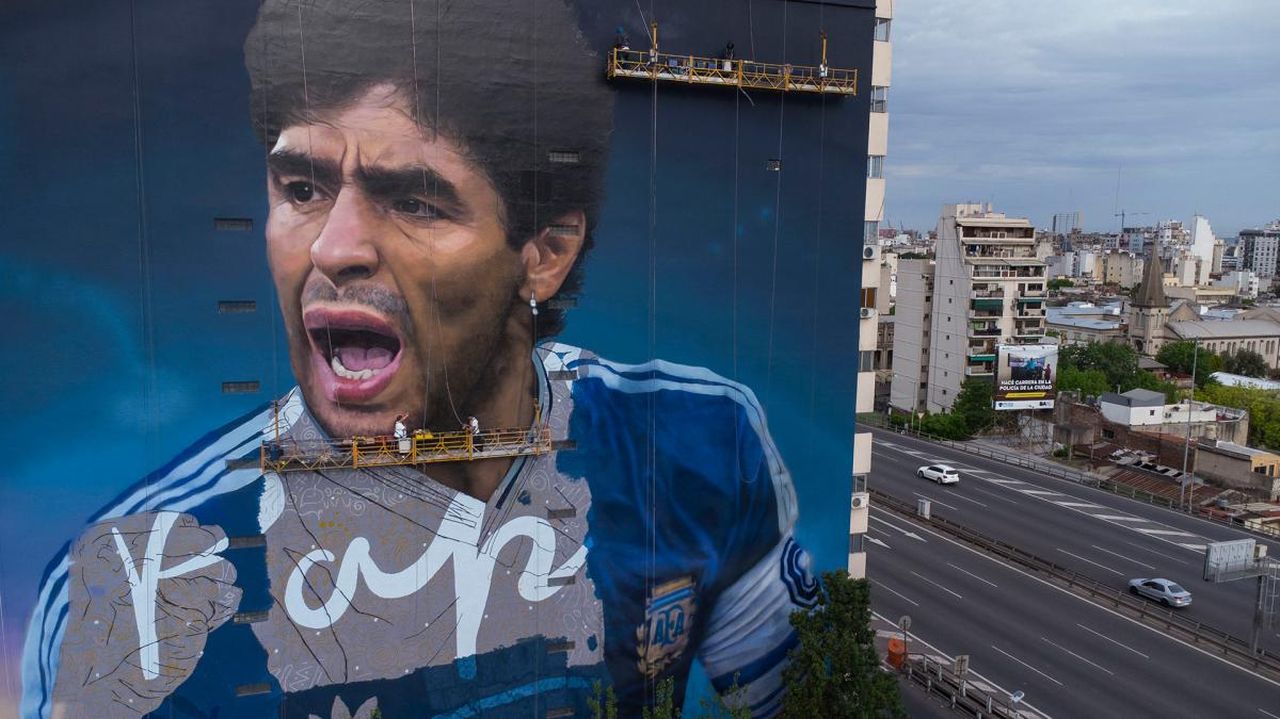 El llanto de Maradona en un verano italiano, las piernas cortadas de Diego y  el nacimiento