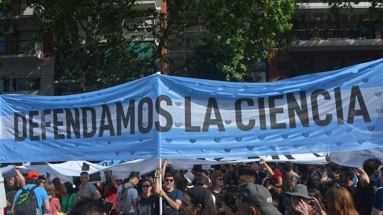 Con esta medida se propone recomponer sueldos del sector actualizando los ingresos conforme a la inflación. Se exige restituir los fondos recortados y cumplir con la Ley 27.614 de Financiamiento del Sistema Nacional de Ciencia