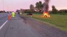 El conductor del auto incendiado resultó ileso. El conductor del auto incendiado resultó ileso.