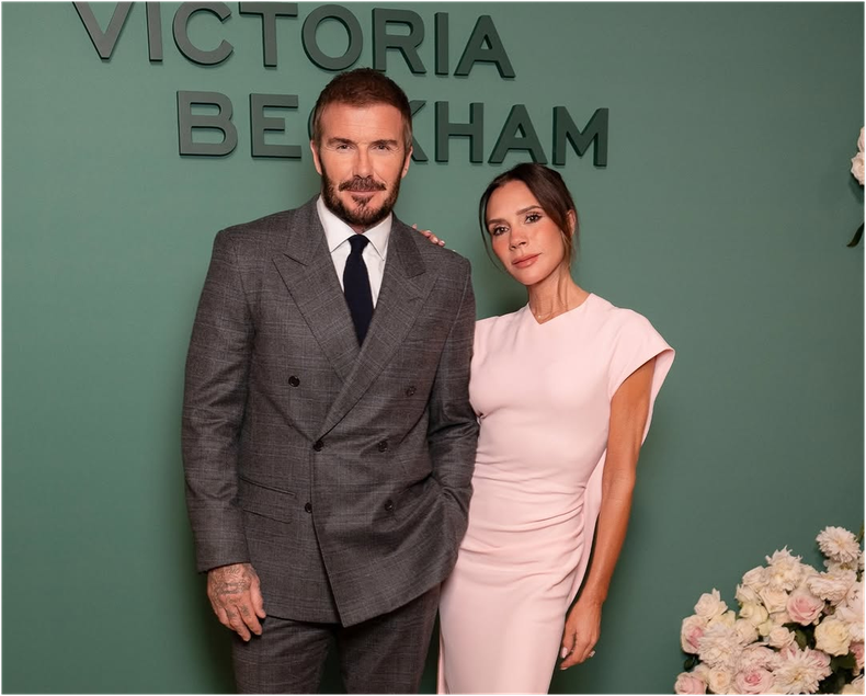 David y Victoria Beckham posando en un evento de su marca.