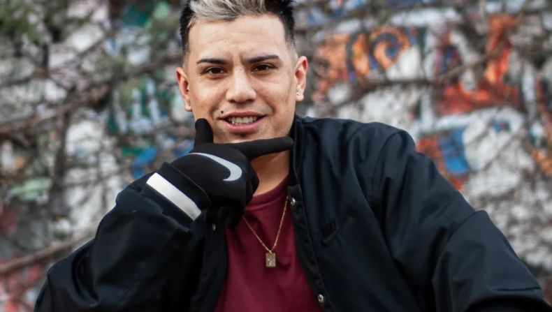 Elcantante de Los Wachiturros se cayó del escenario durante un show en Bolivia y deberá ser operado de urgencia