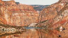 Un cañón único en la Argentina, rodeado de un espejo de agua turquesa. Un cañón único en la Argentina, rodeado de un espejo de agua turquesa.