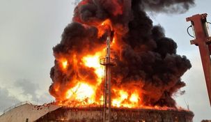 El incendio afectó dos tanques de petróleo.