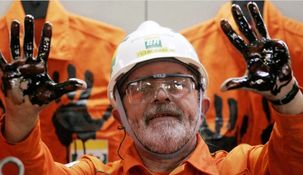 Lula Da Silva perdió su dedo meñique de la mano izquierda en un accidente laboral cuando tenía 17 años