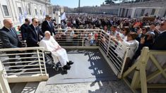 La última vez que fue visto en público fue el pasado 23 de marzo pasado, cuando apareció en un balcón del hospital Gemelli La última vez que fue visto en público fue el pasado 23 de marzo pasado, cuando apareció en un balcón del hospital Gemelli