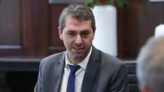 Hang duró poco más de un mes y medio en el cargo. Hang duró poco más de un mes y medio en el cargo.