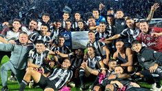 El plantel del Ferroviario festeja la clasificación. El plantel del Ferroviario festeja la clasificación.