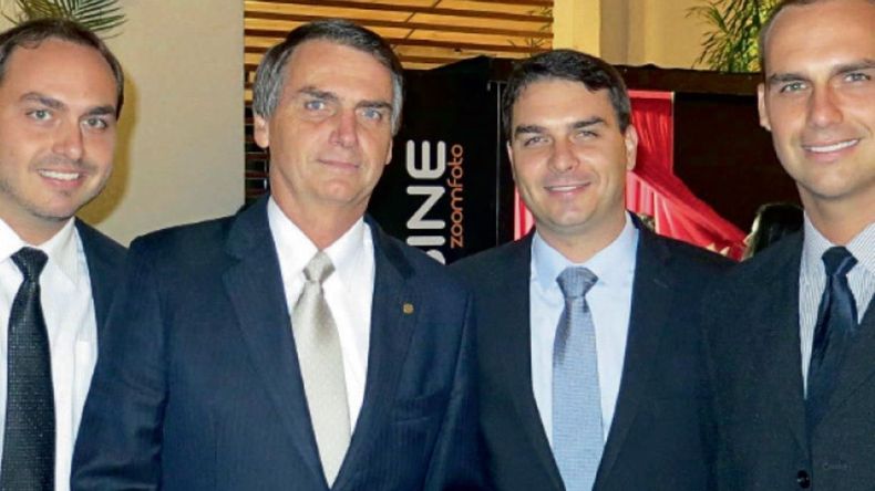 Carlos, Jair, Flávio y Eduardo Bolsonaro. 