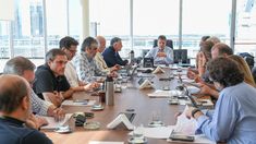 Sergio Massa con su equipo. Se esperan medidas. Sergio Massa con su equipo. Se esperan medidas.