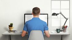 Pasar muchas horas sentado, puede generar graves problemas de salud. Pasar muchas horas sentado, puede generar graves problemas de salud.