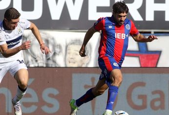 Ezequiel Cerutti, de San Lorenzo, escapa ante la marca de Pedro Silva.