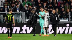 Ángel Di María fue uno de los futbolistas que consoló a Szczesny. Ángel Di María fue uno de los futbolistas que consoló a Szczesny.